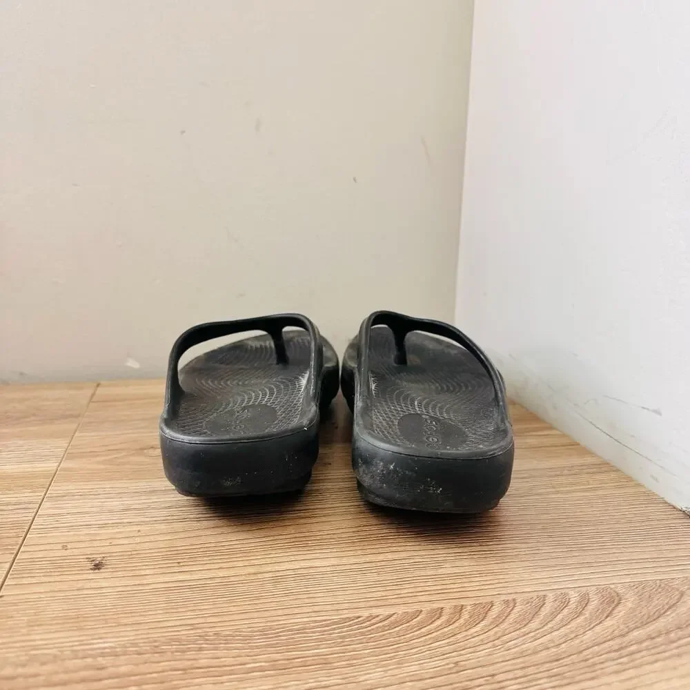 OOFOS OOlala black recovery flip-flop sandals Women’s Size 8